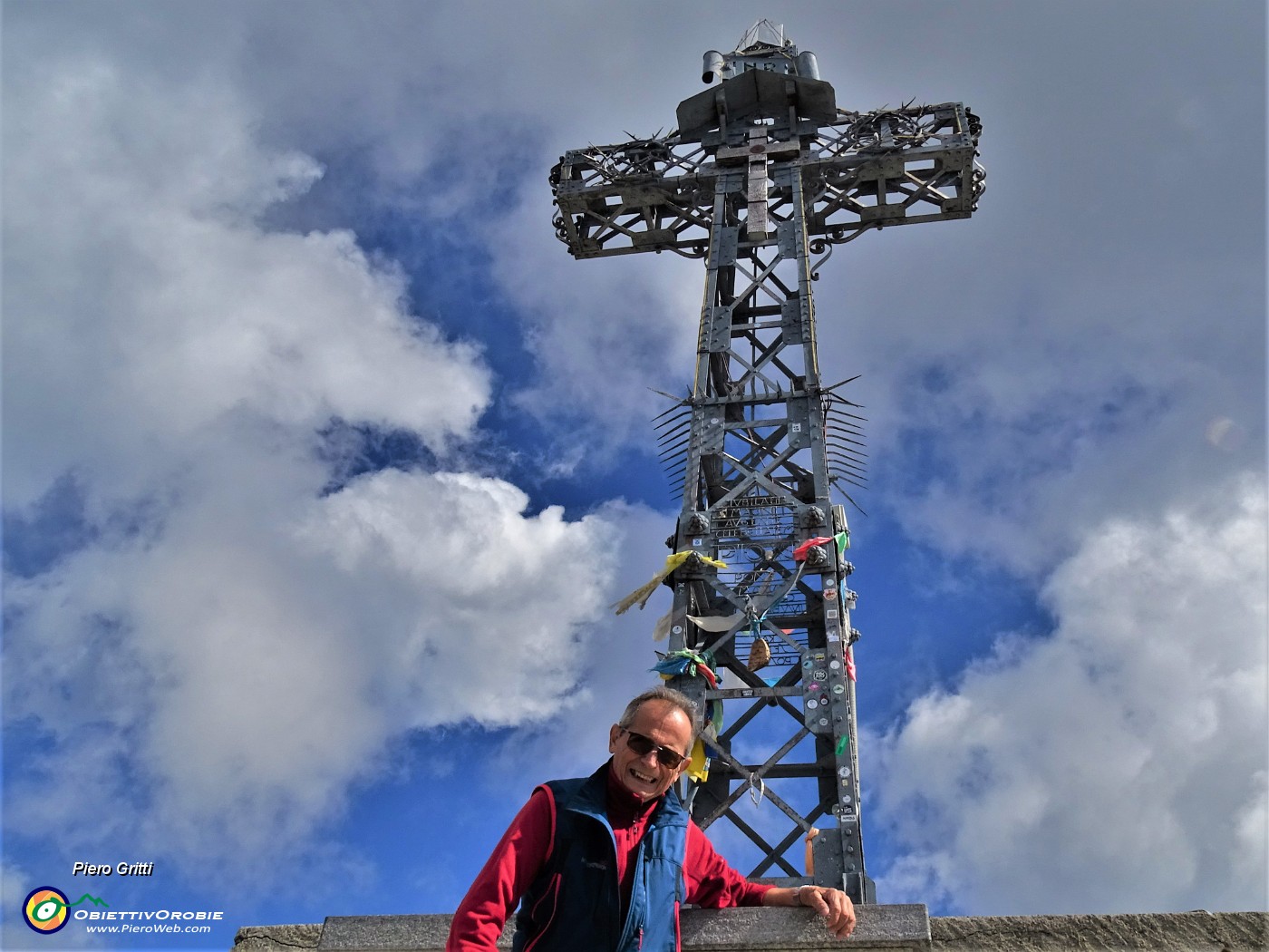 04 Alla splendida ferrea croce di vetta del Resegone-Punta Cermenati (1875 m).JPG
